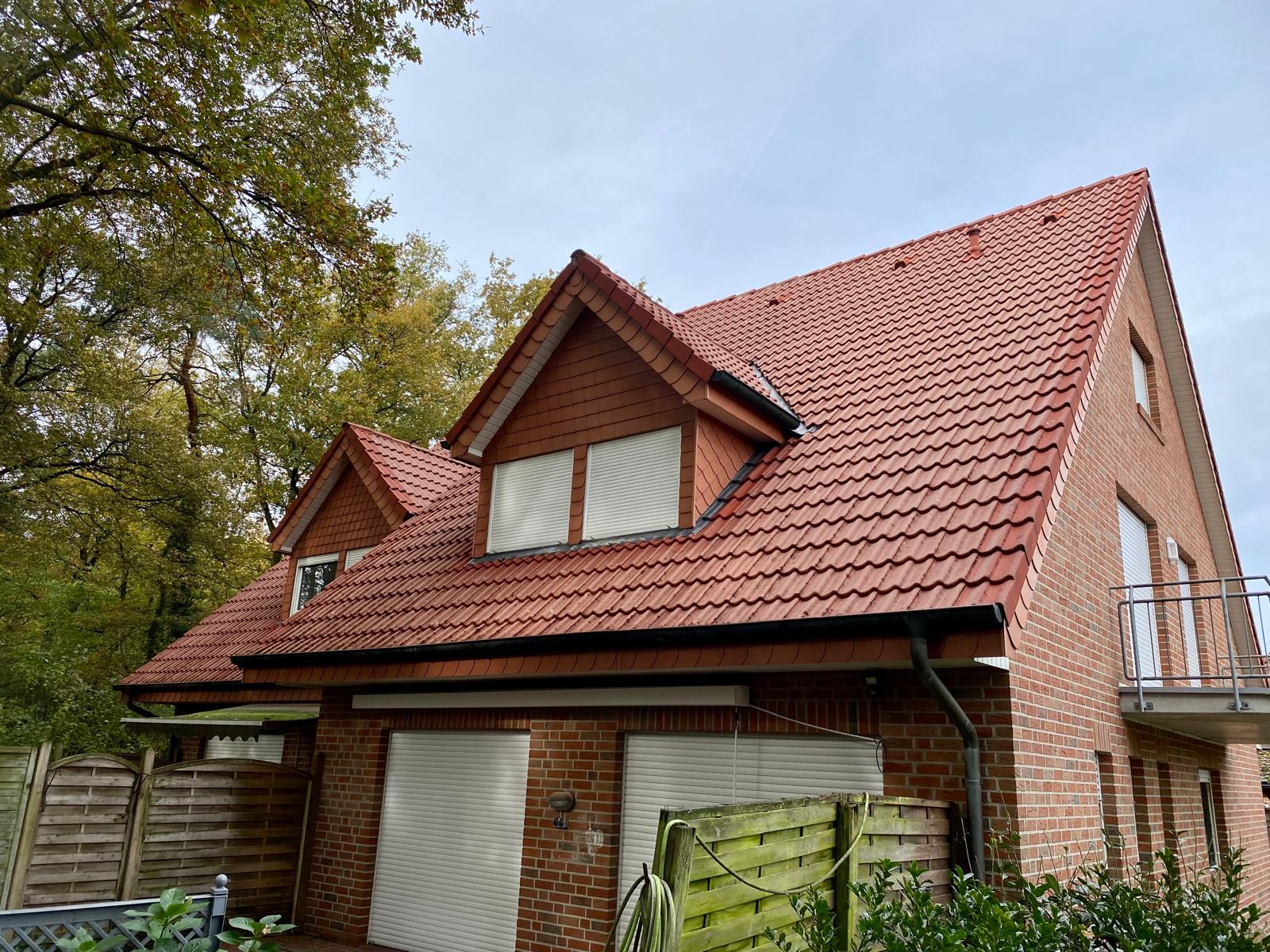 Nachher-Zustand des Daches: Komplett gereinigte und saubere Dachfl&auml;che nach der Behandlung.