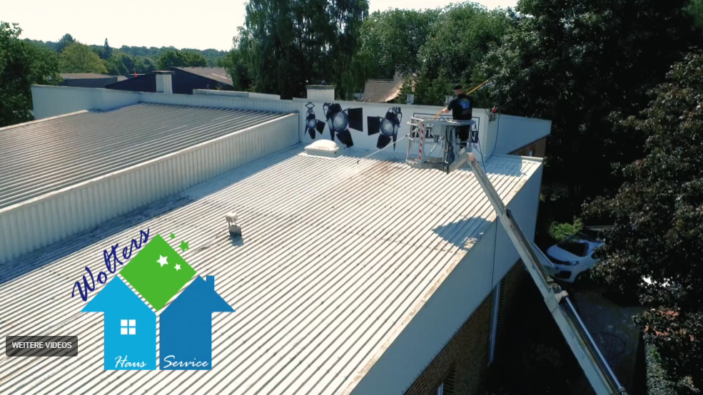 Video-Vorschaubild: Vorher-Nachher Vergleich einer Dachreinigung in der Region